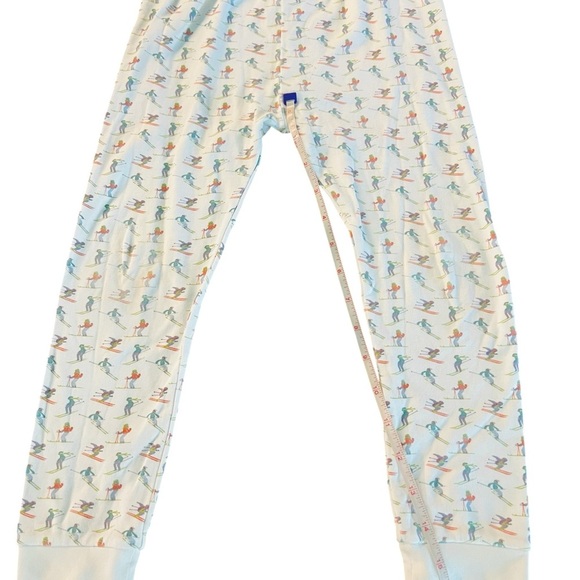 Lila and Hayes White Pajama Set with Long Sleeves and a Ski Pattern Size 6 - Picture 6 of 10